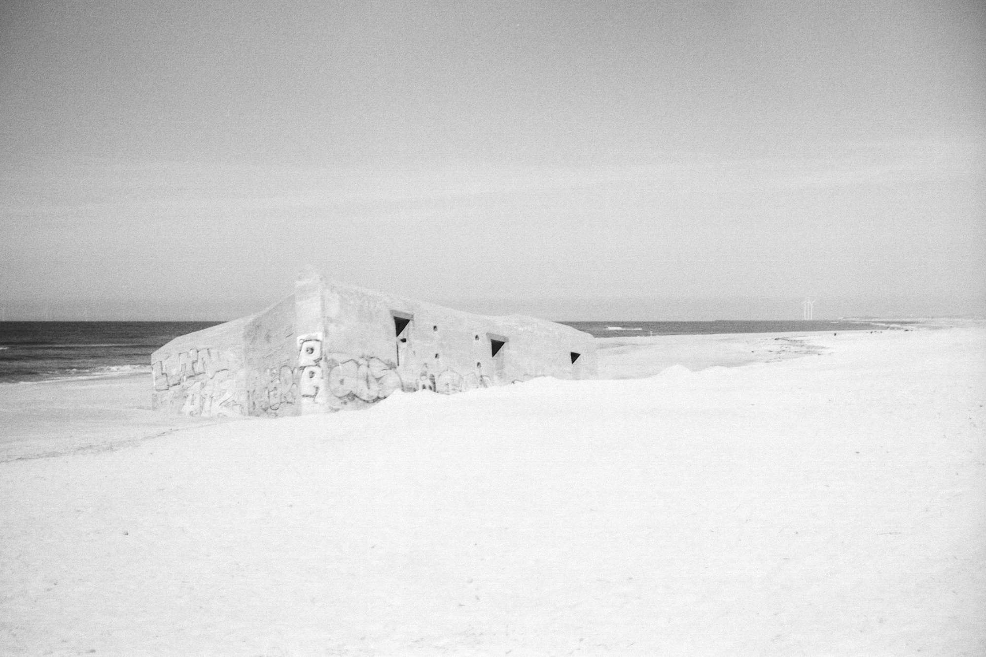 Schwarz-Weiß Foto eines Bunkers am Strand