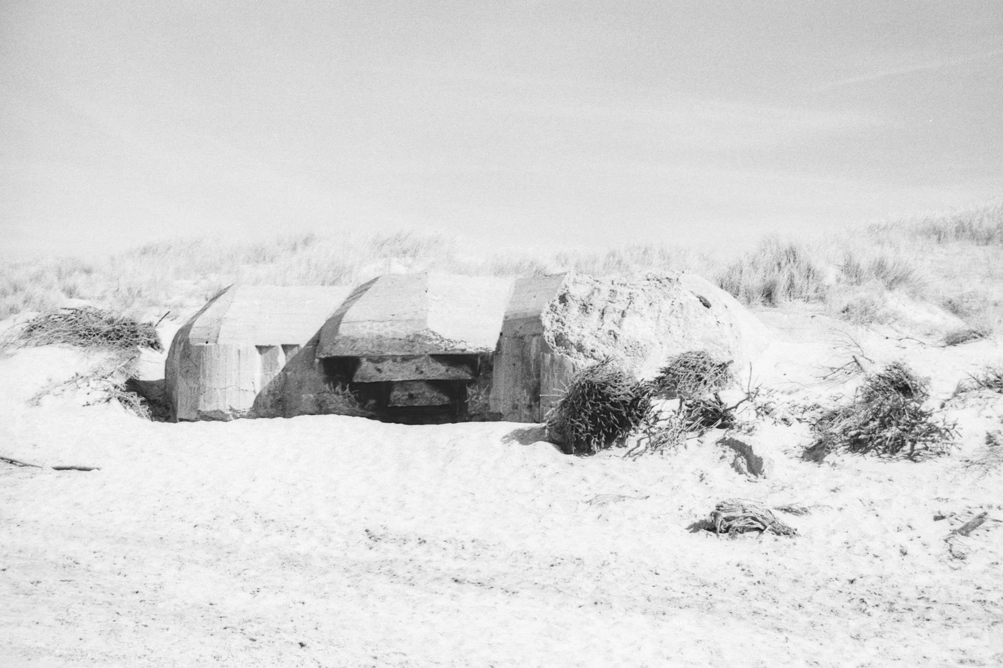 Schwarz-Weiß Foto eines Bunkers am Strand