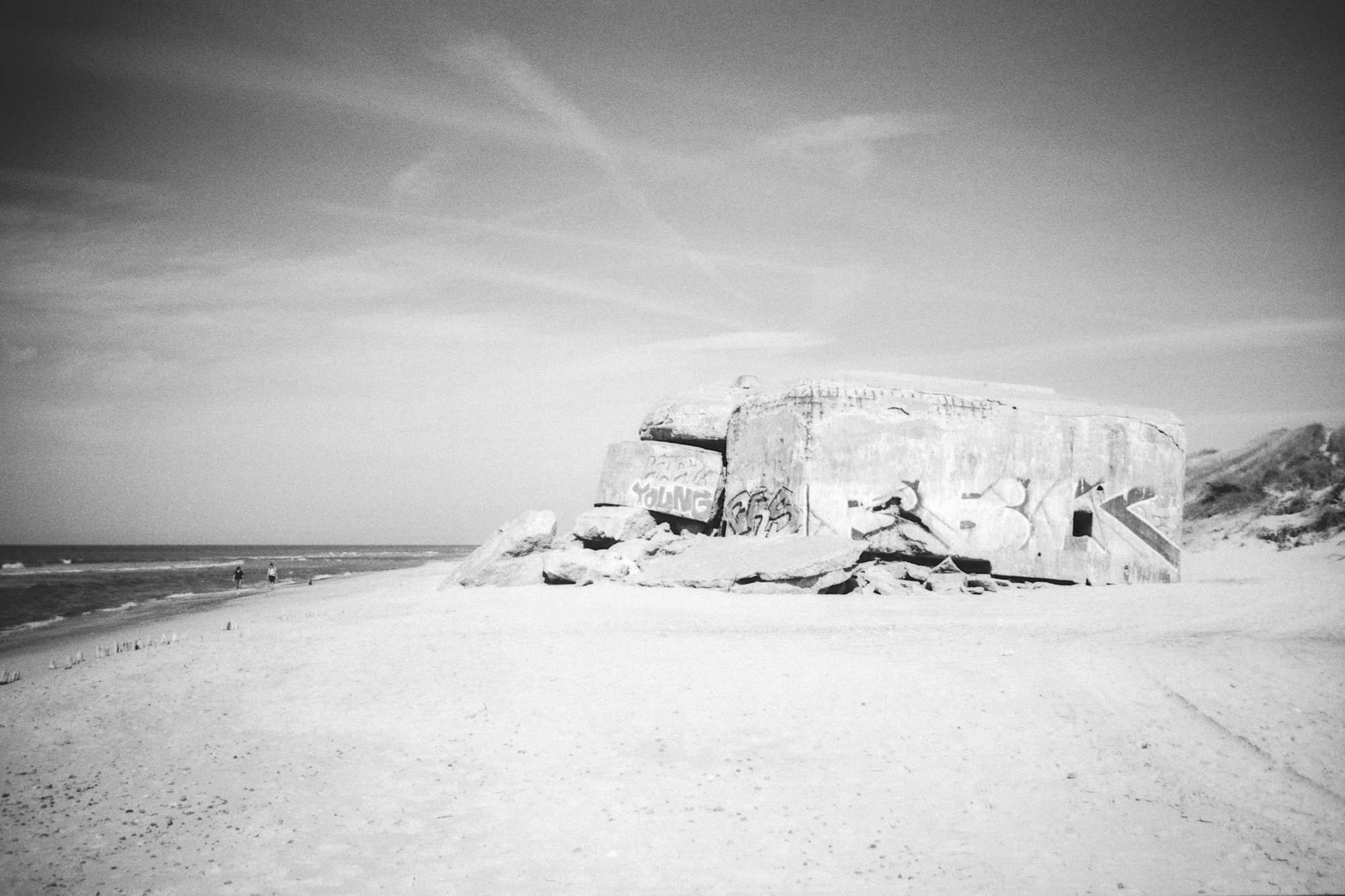 Schwarz-Weiß Foto eines Bunkers am Strand