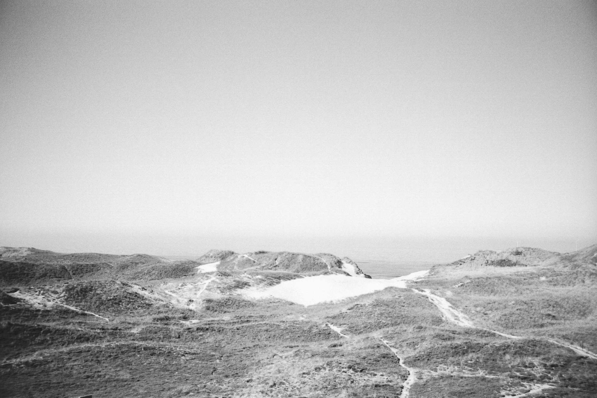 Schwarz-Weiß Foto einer Dünenlandschaft in Dänemark