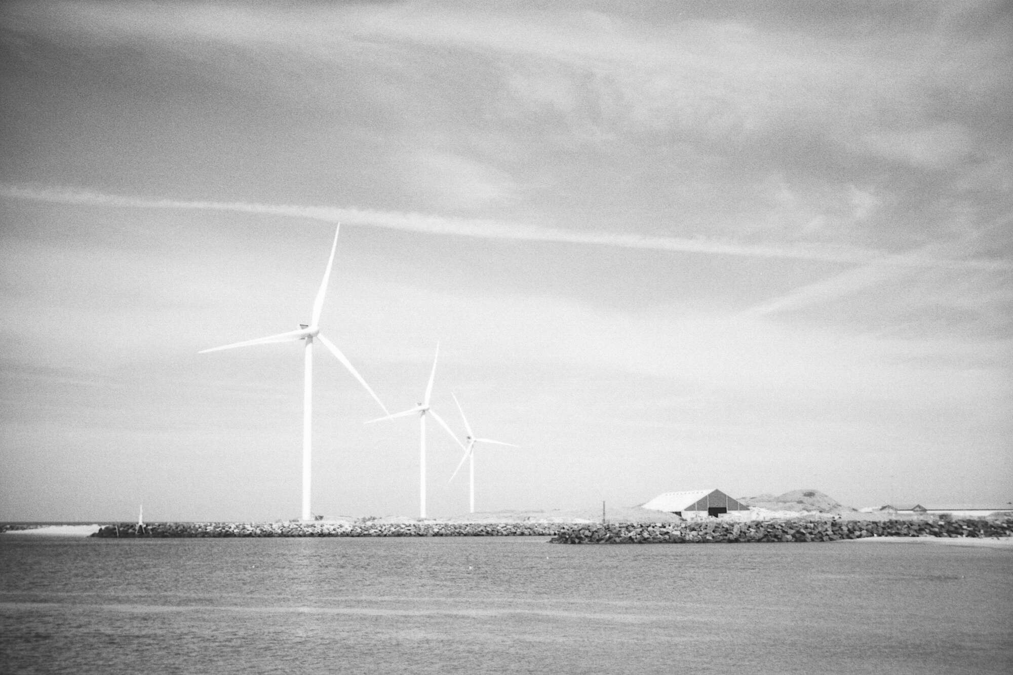 Schwarz-Weiß Foto der Hafeneinfahrt von Hvide Sande (Dänemark)