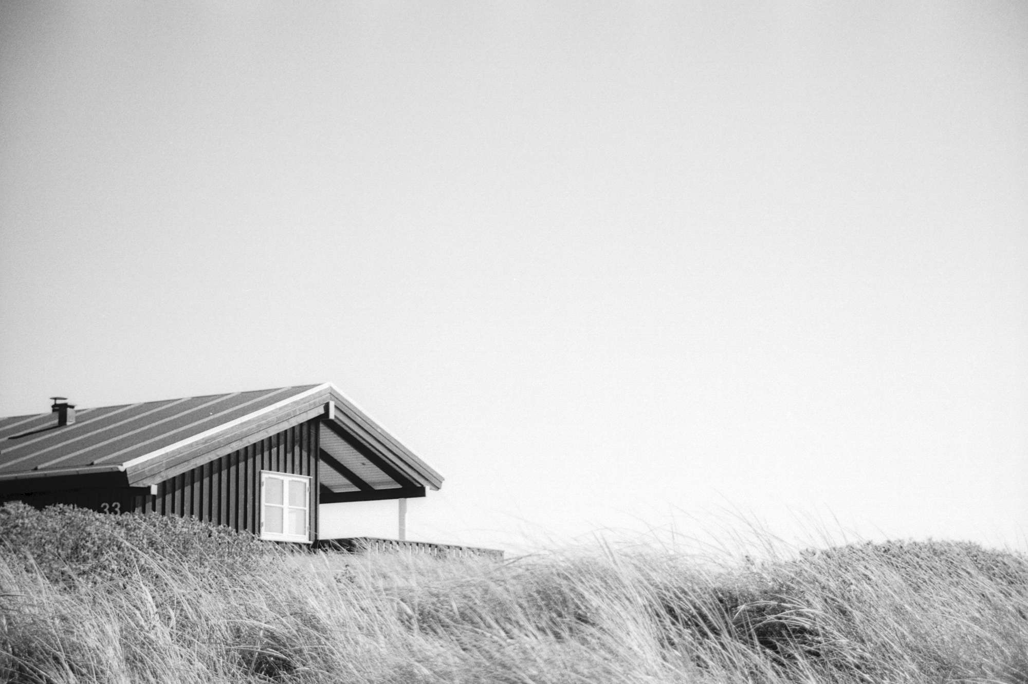 Schwarz-Weiß Foto von Menschen am Strand in Dänemark