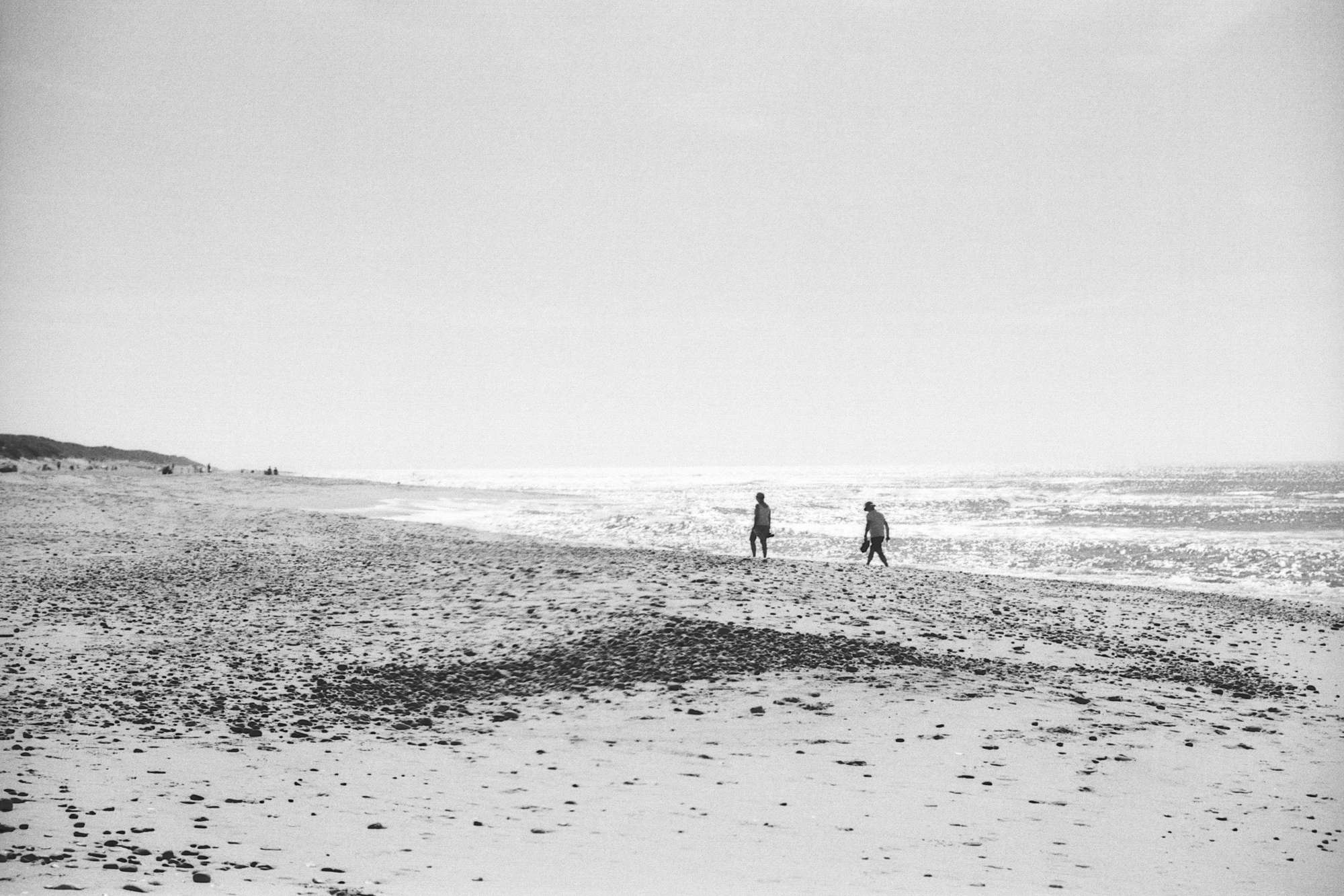 Schwarz-Weiß Foto von Menschen am Strand in Dänemark
