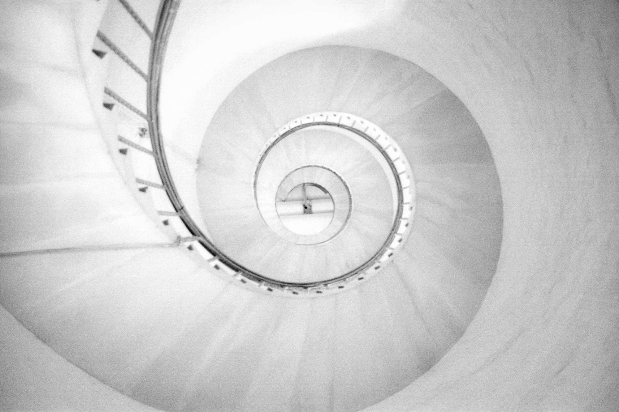 Schwarz-Weiß Foto der Wendeltreppe eines Leuchtturms