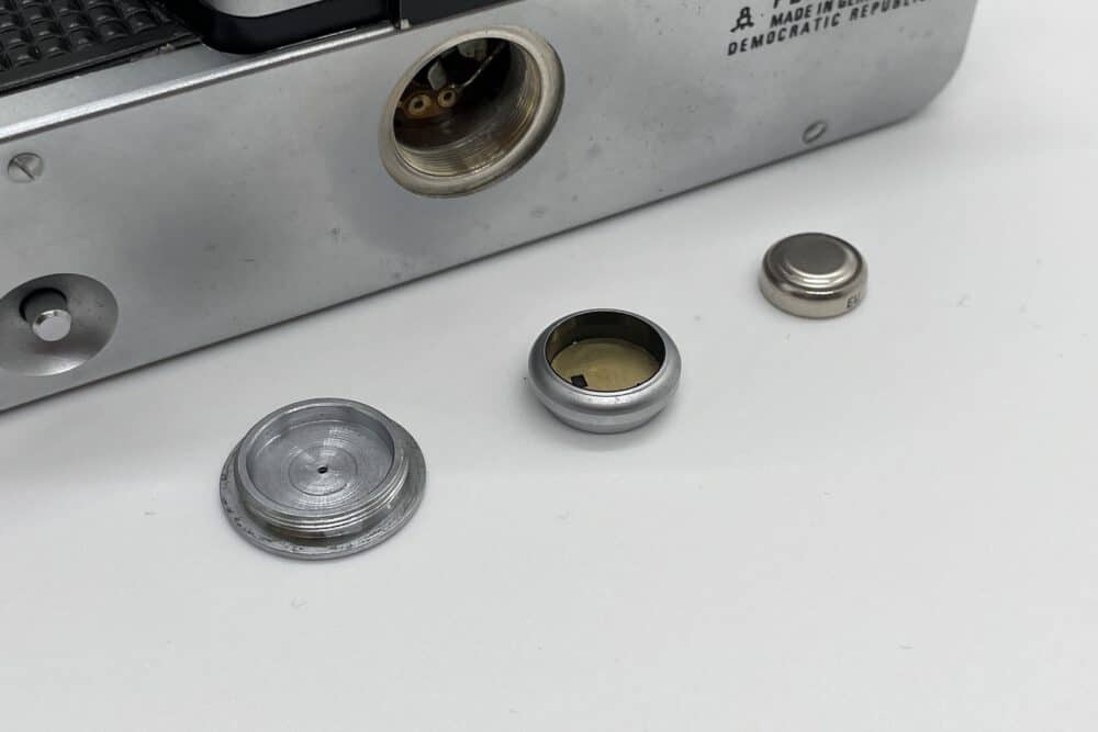 Der MR-9 Adapter mit einer SR-44 Batterie für analoge Kameras