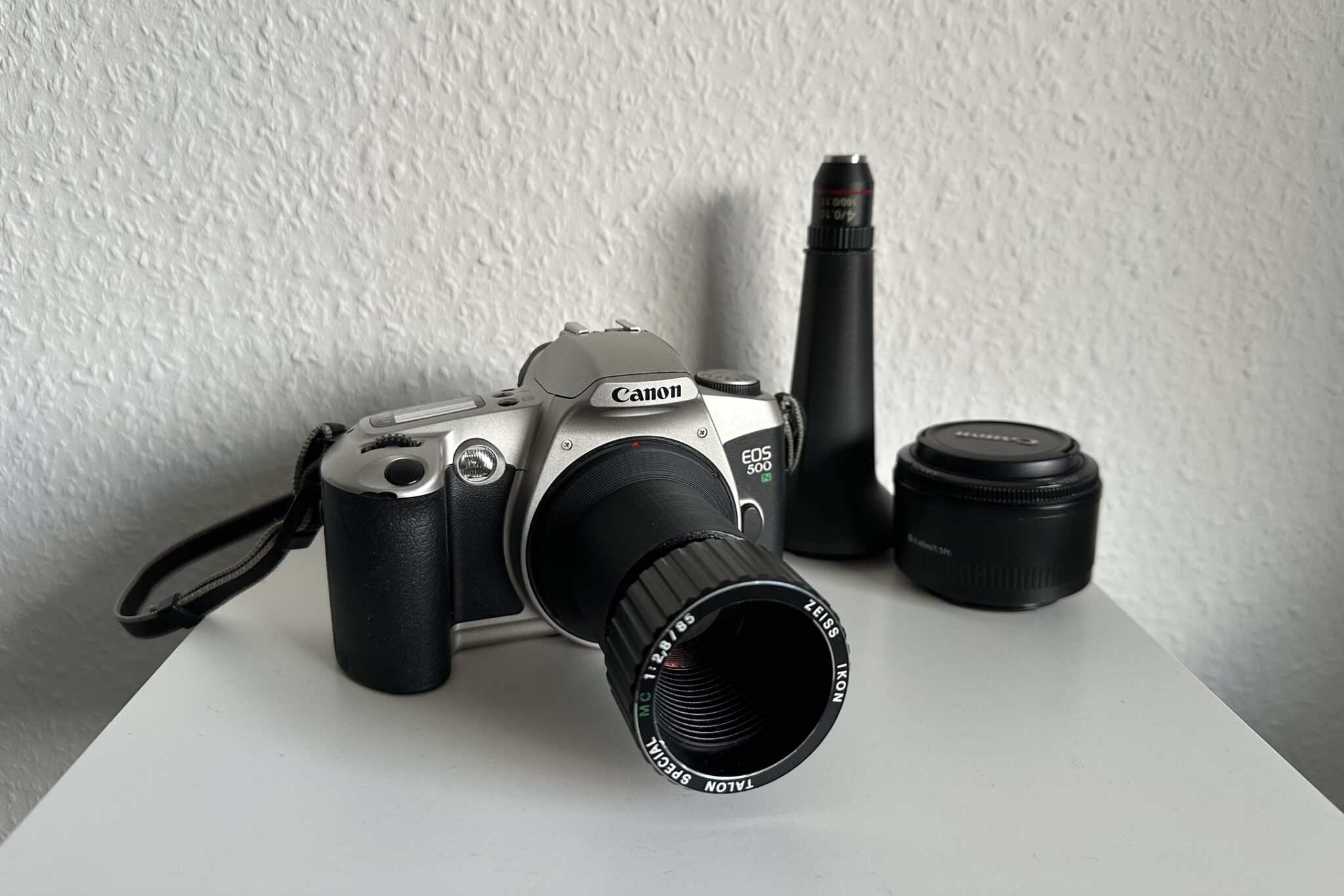 Foto zeigt eine EOS 500N von Canon mit verschiedenen Objektivadaptern aus dem 3D Drucker