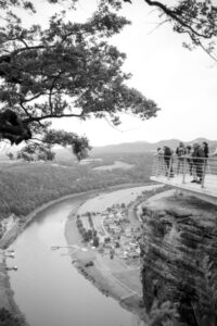 Menschen auf einer Plattform auf einem Berg in der Sächsischen Schweiz
