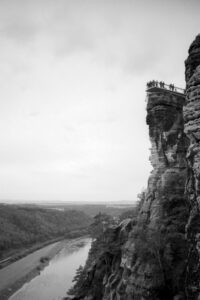 Menschen auf einem Berg über der Elbe