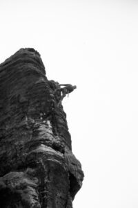 Schwarz-weiß Foto von einem Bergsteiger in der Sächsischen Schweiz