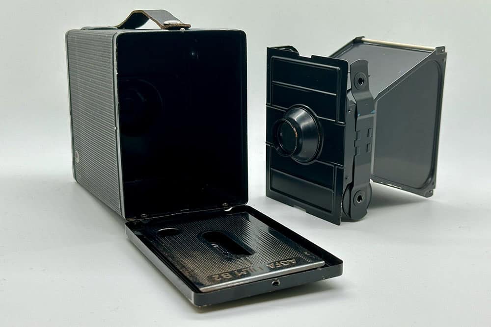 Das Foto zeigt eine offene Agfa Box 50 Kamera