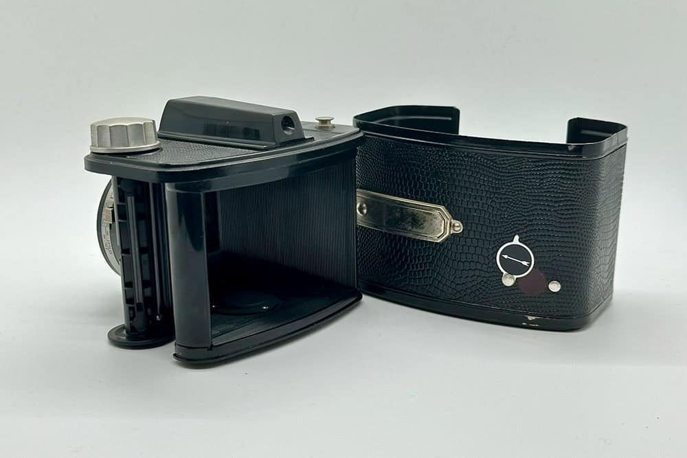 Foto zeigt eine offene Agfa Clack Kamera