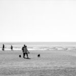 Foto von Spaziergängern am Strand