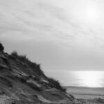Schwarzweiß Foto mit Blick auf den Strand
