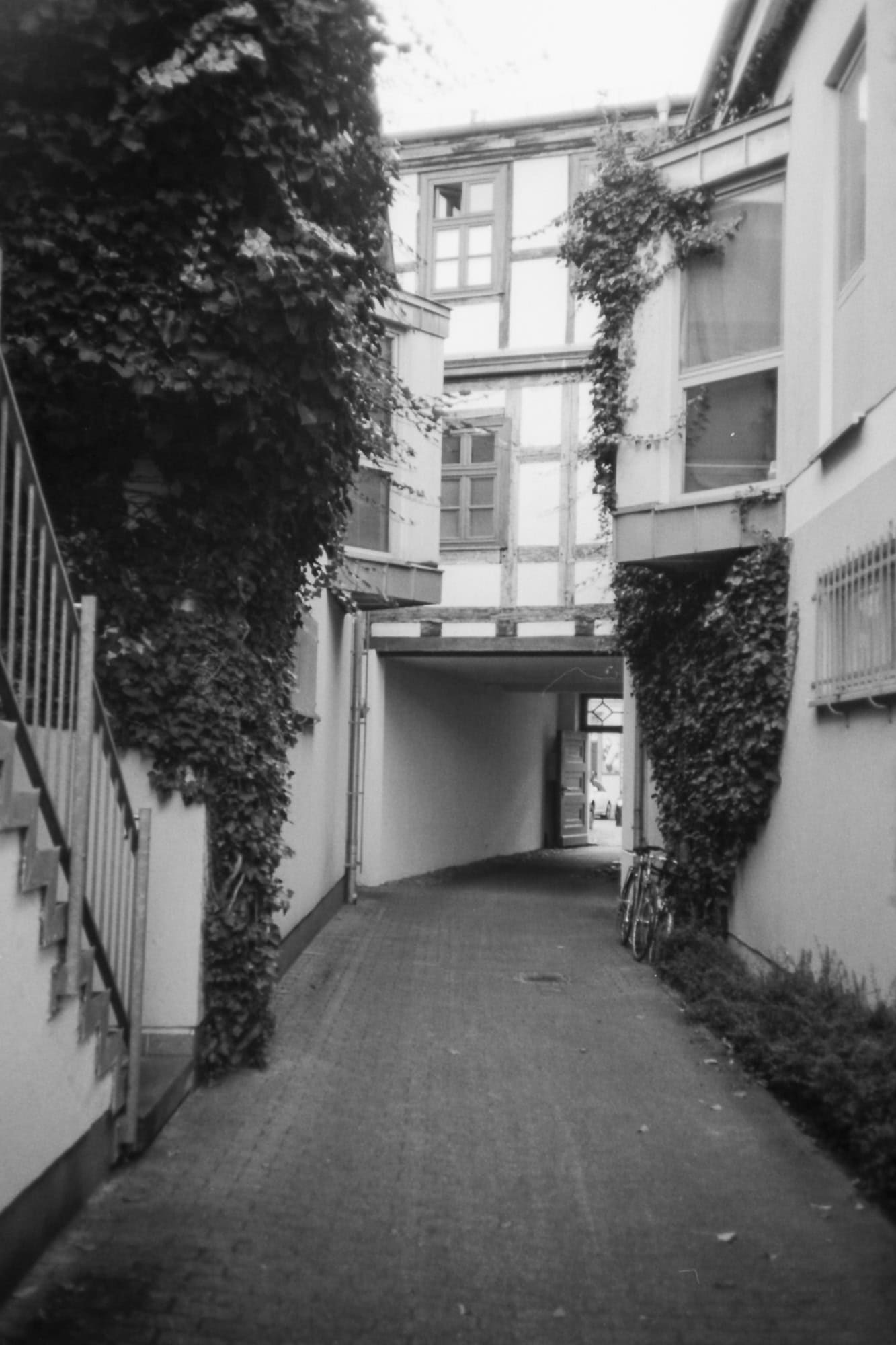 Bild eines Innenhofes in einer Stadt, Testbild Rollei 35 AF