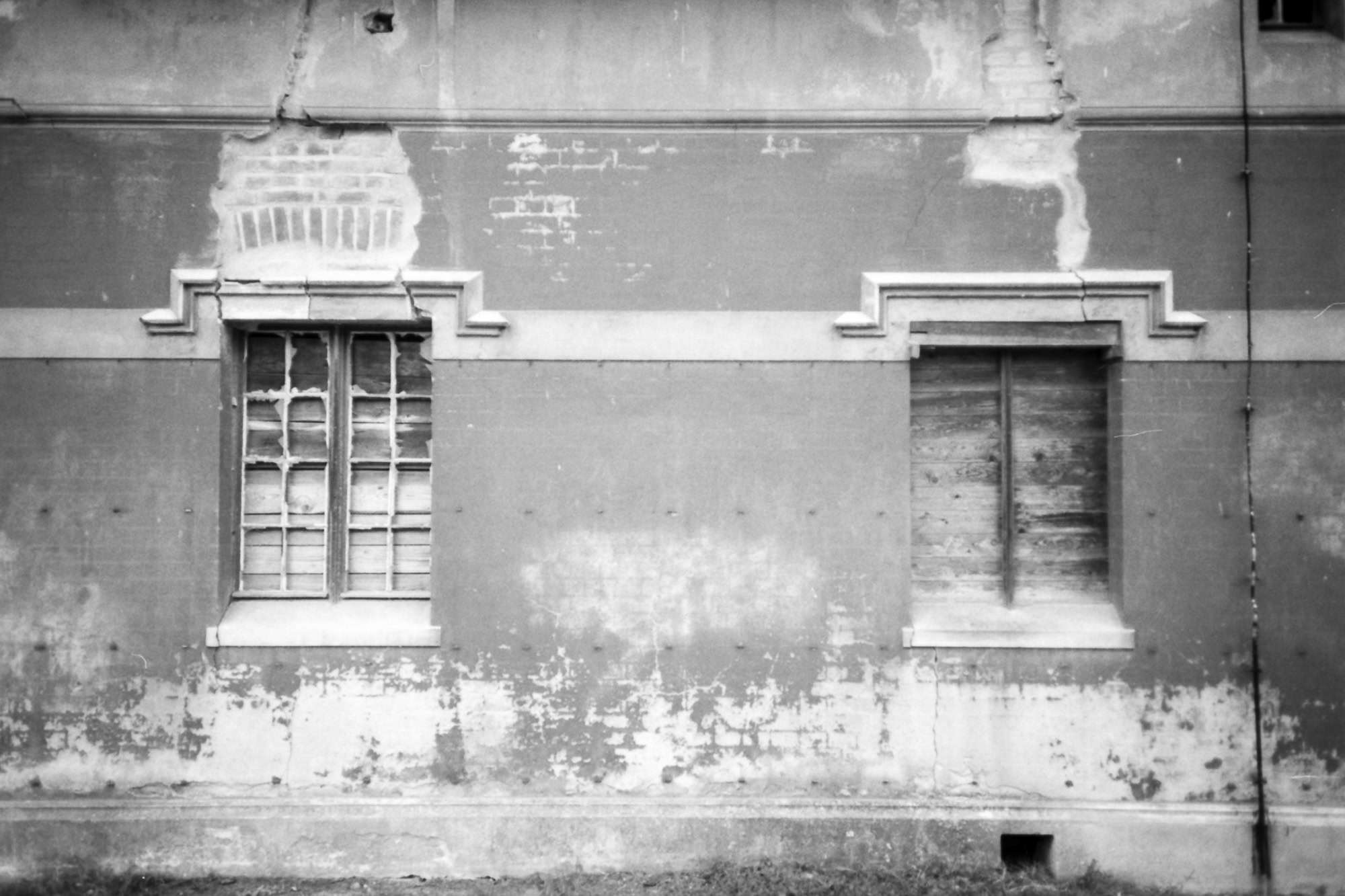 Bild einer alten Hauswand mit Fenstern, Testbild Rollei 35 AF