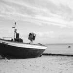 Schwarz-Weiß Foto eines Fischerbootes am Strand von Binz