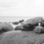 Schwarz-Weiß Foto von Steinen und Felsen am Strand
