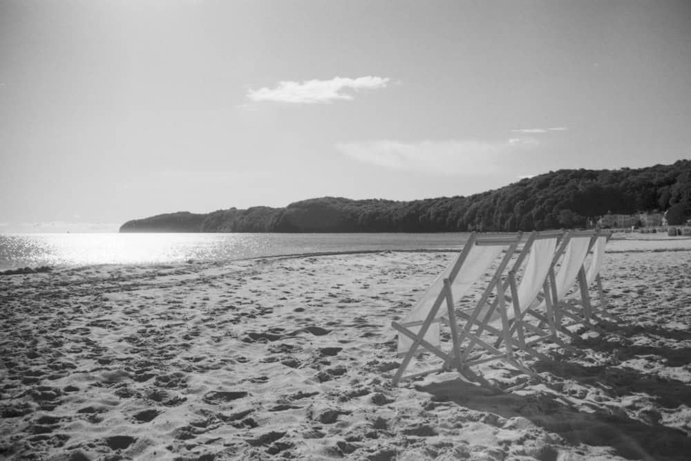 Analoges schwarz-weiß Foto des Strandes in Binz