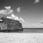 Schwarz-Weiß Foto einer alten Mauer am Strand von Prora