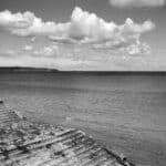 Schwarz-Weiß Foto einer alten Treppe am Strand von Prora
