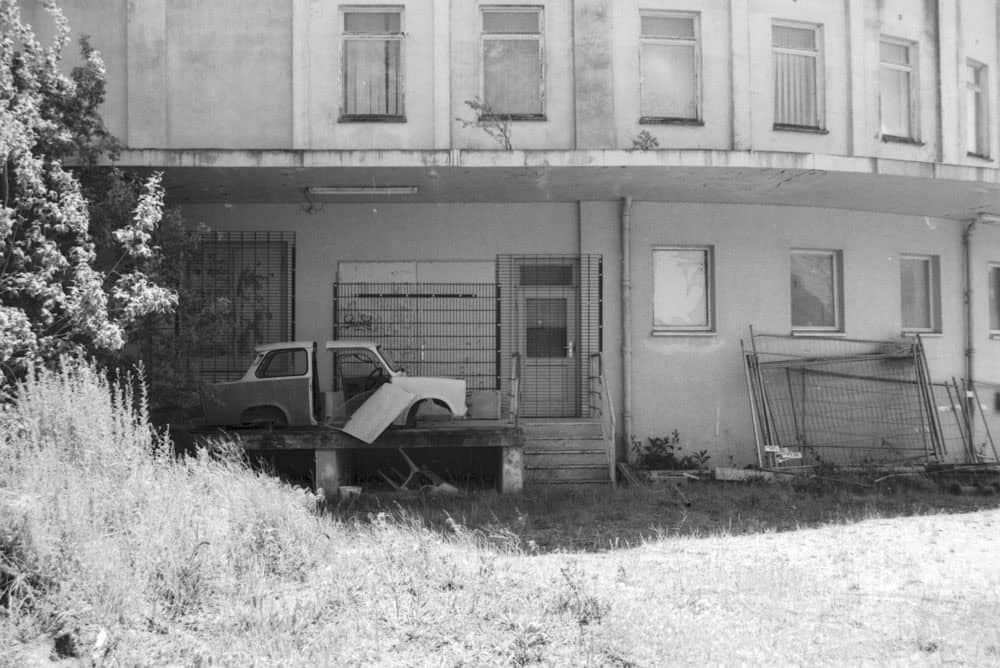 Analoges schwarz-weiß Foto eines verlassenem Gebäudes in Prora, einem Ortsteil von Binz
