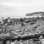 Schwarz-Weiß Foto eines steinigen Ufers bei Binz