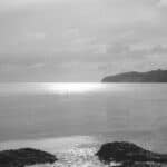Schwarz-Weiß Foto, das die Ostsee und den Strand zeigt