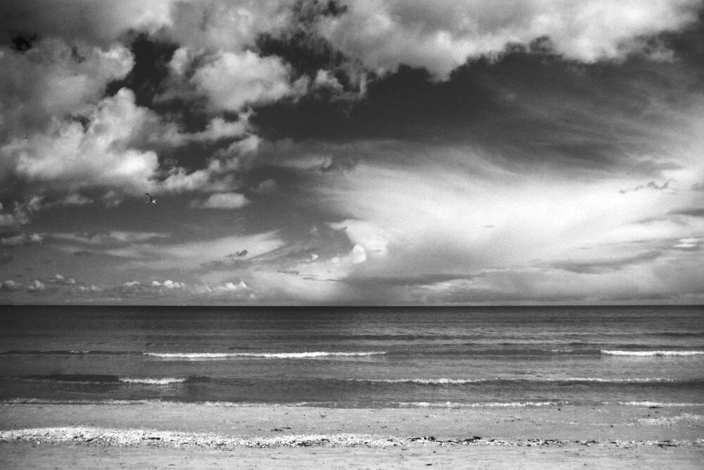 Ein analoges schwarz-weiß Foto, das Wolken über der Ostsee zeigt