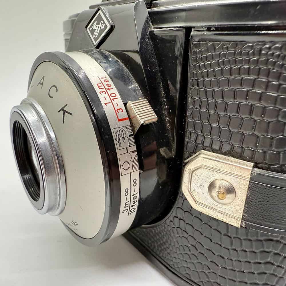 Foto dem Objektiv einer Agfa Clack mit Blick auf die Einstellung der Blende bei einer früheren Version der Kamera