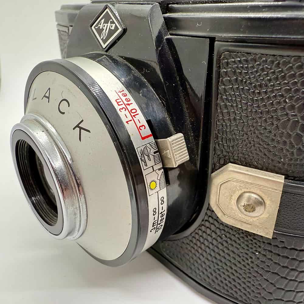 Foto dem Objektiv mit Blick auf die Einstellung der Blende bei einer späteren Version der Kamera mit Gelbfilter