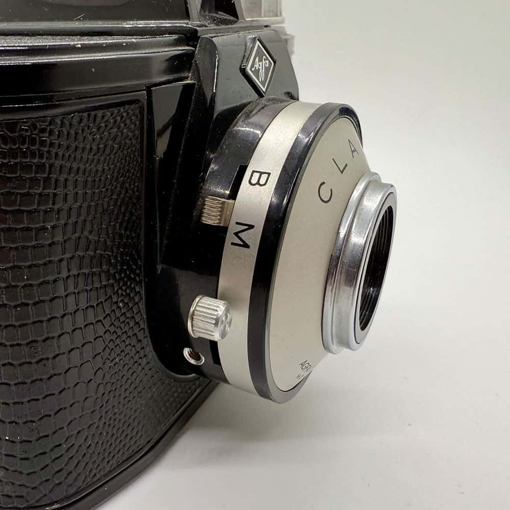 Foto dem Objektiv einer Agfa Clack mit Blick auf die Einstellung der Belichtungszeit