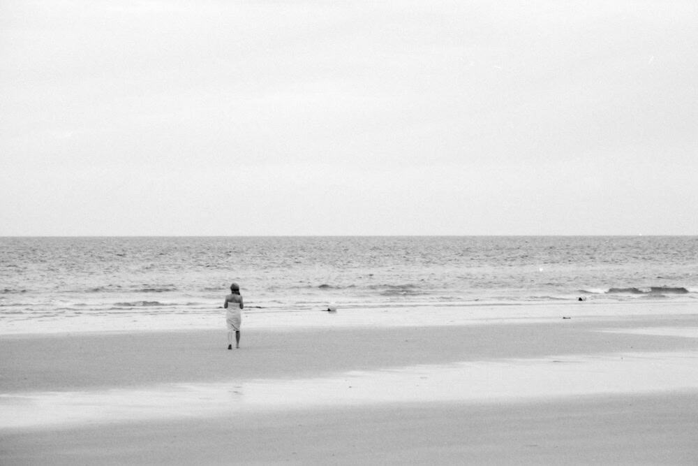 Schwarz-Weiß Foto von Strand auf der Insel Düne