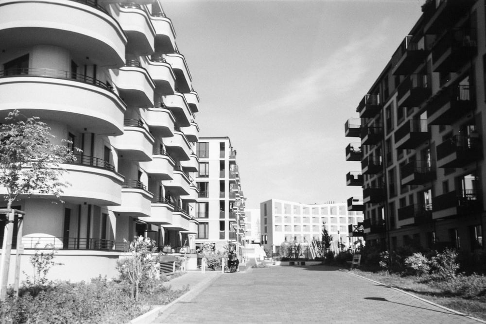 Schwarz-Weiss Foto von einem Wohnviertel, aufgenommen mit der Agfa Clack bei sonnigem Wetter