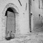 Schwarz-Weiß Foto eines Hauses im Dorf Sommavilla, Italien