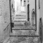 Schwarz-Weiß Foto einer Gasse im Dorf Sommavilla, Italien