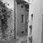 Schwarz-Weiß Foto einer Gasse im Dorf Sommavilla, Italien