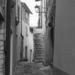 Schwarz-Weiß Foto einer Gasse im Dorf Sommavilla, Italien
