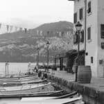 Schwarz-Weiß Foto eines Hafens am Gardasee, Italien