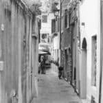 Schwarz-Weiß Foto einer schmalen Gasse in Garda, Italien