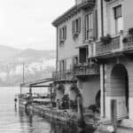 Schwarz-Weiß Foto des Hafens von Malcesine am Gardasee