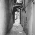 Schwarz-Weiß Foto einer schmalen Gasse in Malcesine