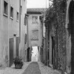 Schwarz-Weiß Foto einer Gasse in Malcesine, Italien