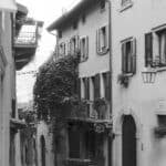 Schwarz-Weiß Foto der Altstadt von Malcesine
