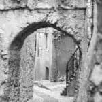 Das Foto zeigt eine weitere schmale Gasse in Malcesine, Italien