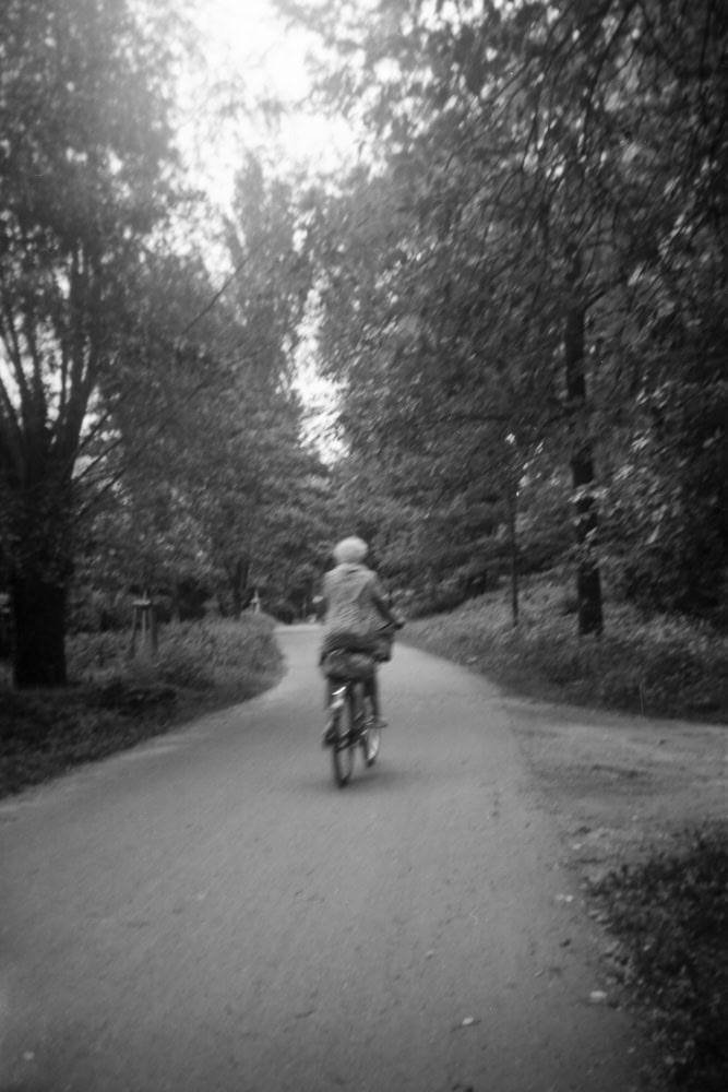 Dieses Foto wurde mit der Agfa Clack aufgenommen und demonstriert die Bewegungsunschärfe am Beispiel einer Radfahrerin