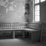 Schwarz-Weiß Foto einer Eckbank