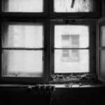 Schwarz-Weiß Foto eines Fensters