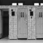 Schwarz-Weiß Foto aus der kleinen Schwimmhalle des Stadtbades Lichtenberg