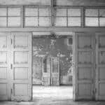 Schwarz-Weiß Foto einer alten Tür