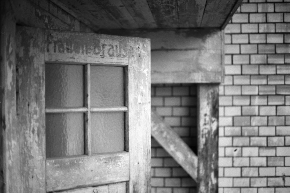 Analoges Schwarz-Weiß Foto aus dem Stadtbad Lichtenberg, das eine Tür auf der Sonnenterrasse zeigt